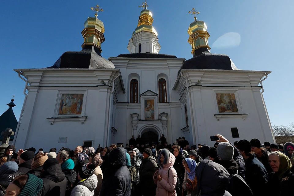 Раскольники не могут набрать столько служителей-предателей, чтобы их хватило на все храмы и монастыри, которые отбирают у УПЦ, поэтому Киев пошел по пути большевиков