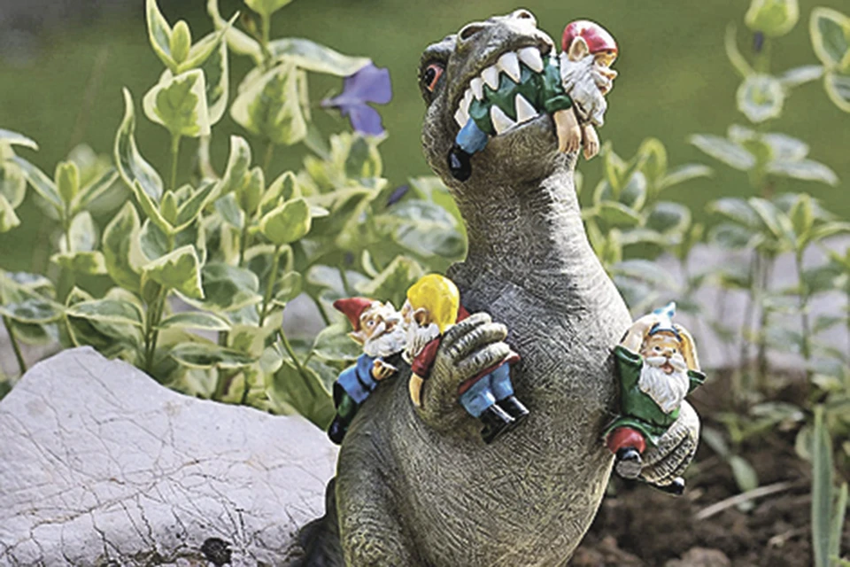 Тираннозавр с гномами.