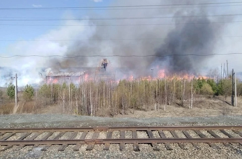 Огонь охватил пилораму. Фото: паблик "Инцидент Первоуральск"