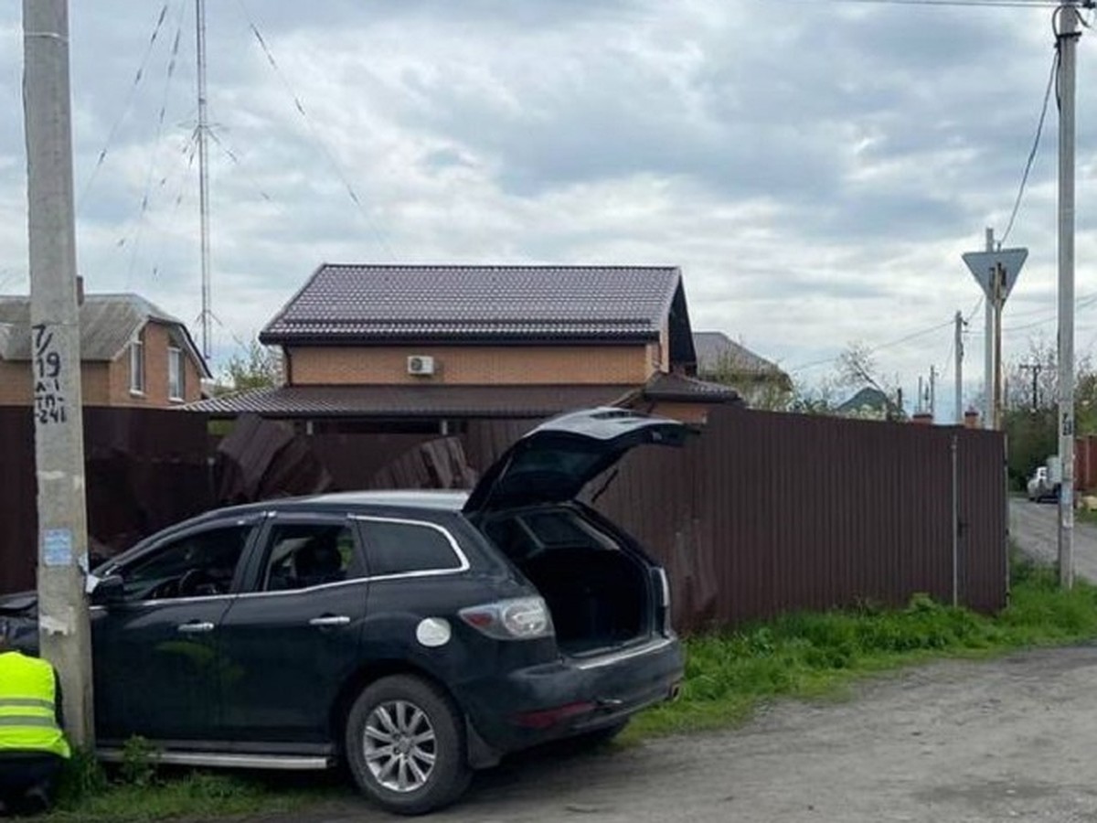 В Новочеркасске девушка за рулем Mazda CX-7 влетела в опору ЛЭП и снесла  забор - KP.RU