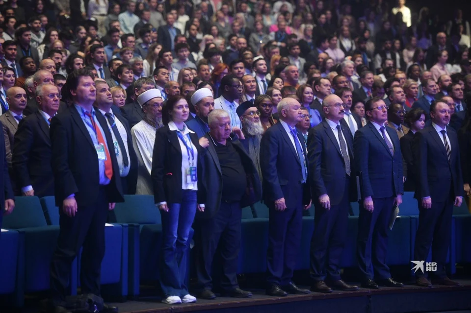 На церемонии открытия играл гимн России.