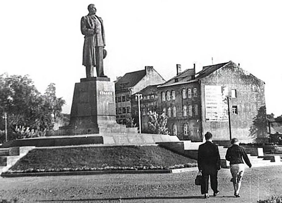 Сталин простоял здесь до 1961 года. Теперь на этом пьедестале возвышается монумент «Мать-Россия».