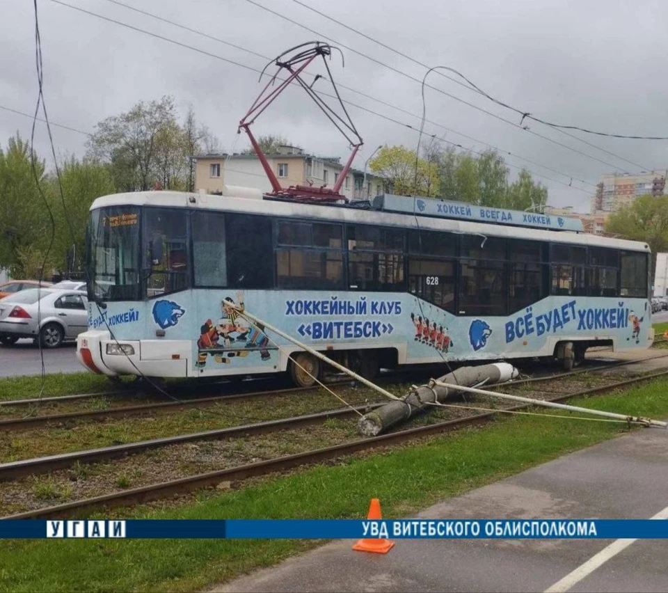 В Витебске трамвай сошел с рельсов и врезался в столб - KP.RU