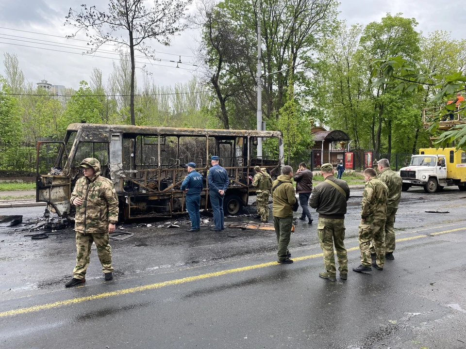 В результате нового обстрела столицы ДНР снаряд попал в пассажирский автобус.