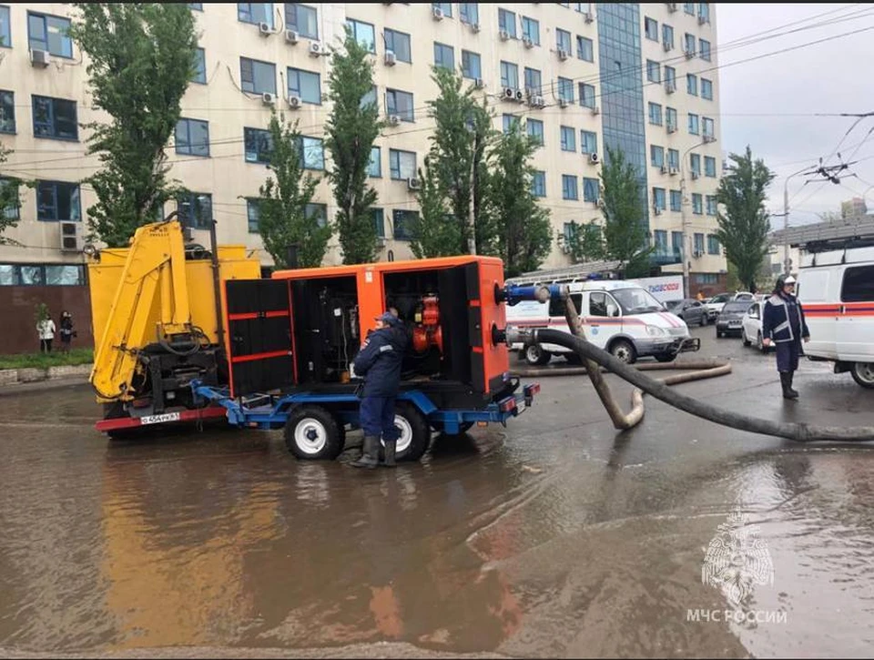 Спасатели откачивали воду сразу с нескольких улиц. Фото: ГУ МЧС по Ростовской области