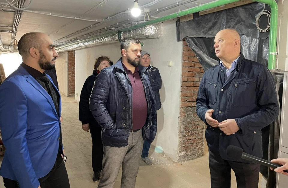 Олег Полумордвинов на строительной площадке спорткомплекса в микрорайоне Бабаевского