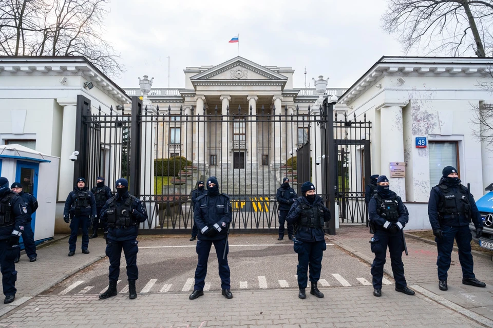 У посольства РФ в Польше не первый раз возникают проблемы. Например, в феврале 2022 года здание обстреляли металлическими шариками