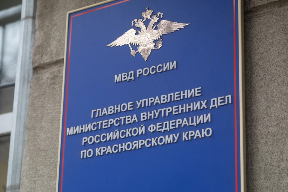 В Красноярске полиция разыскивает прыгавшего по машинам мужчину