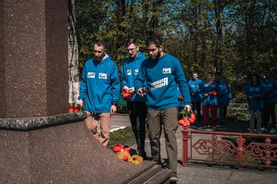 Молодежь ДНР почтила память Героев всех времен. Фото: Молодая Республика / МГЕР