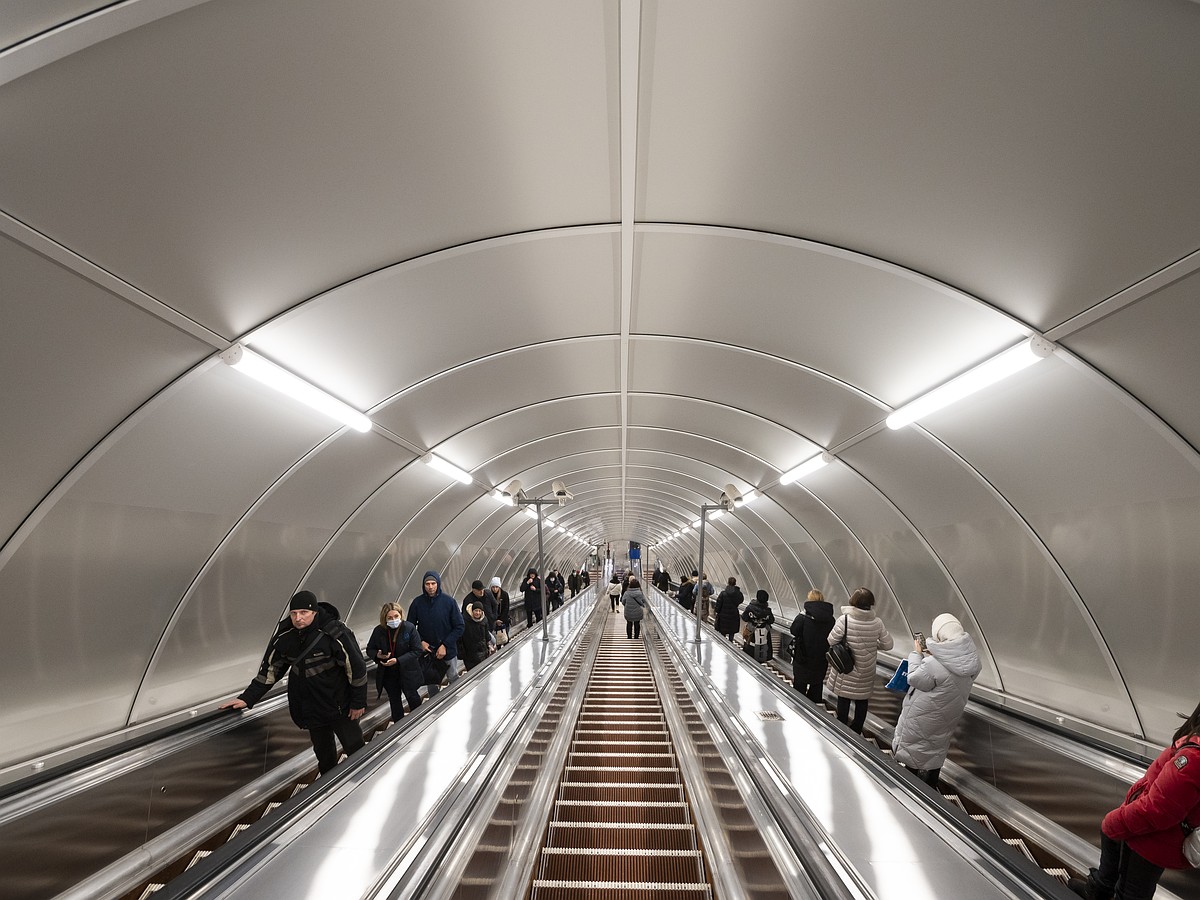 Вход на станцию метро «Василеостровская» в Петербурге закрыли по утрам со 2  мая на четыре месяца - KP.RU