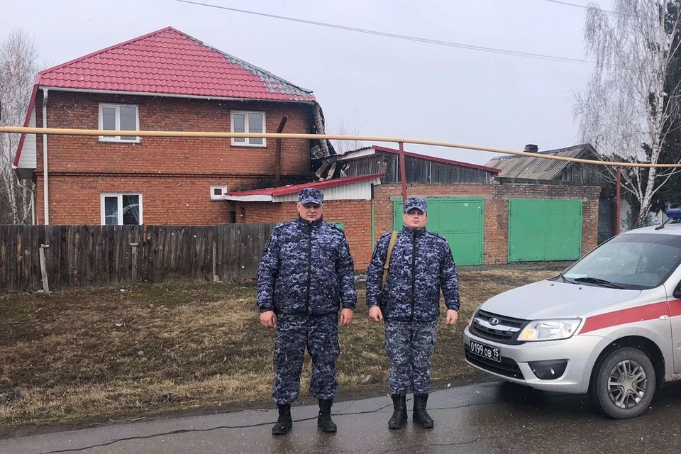 Росгвардцейцы вывели из горящего дома супругов и двух детей. Фото: пресс-служба УФСВНГ РФ по НСО.