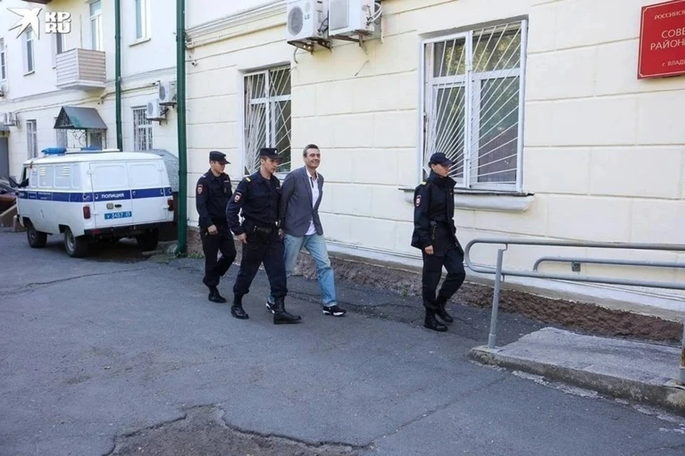 Артем Самсонов снова под стражей.
