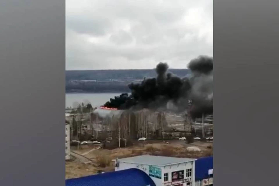 В Усть-Илимске загорелся закрытый на ремонт бассейн "Олимпиец"