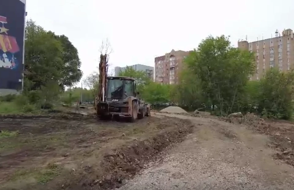 Тротуар восстанавливают после проведения работ по замене трубопровода