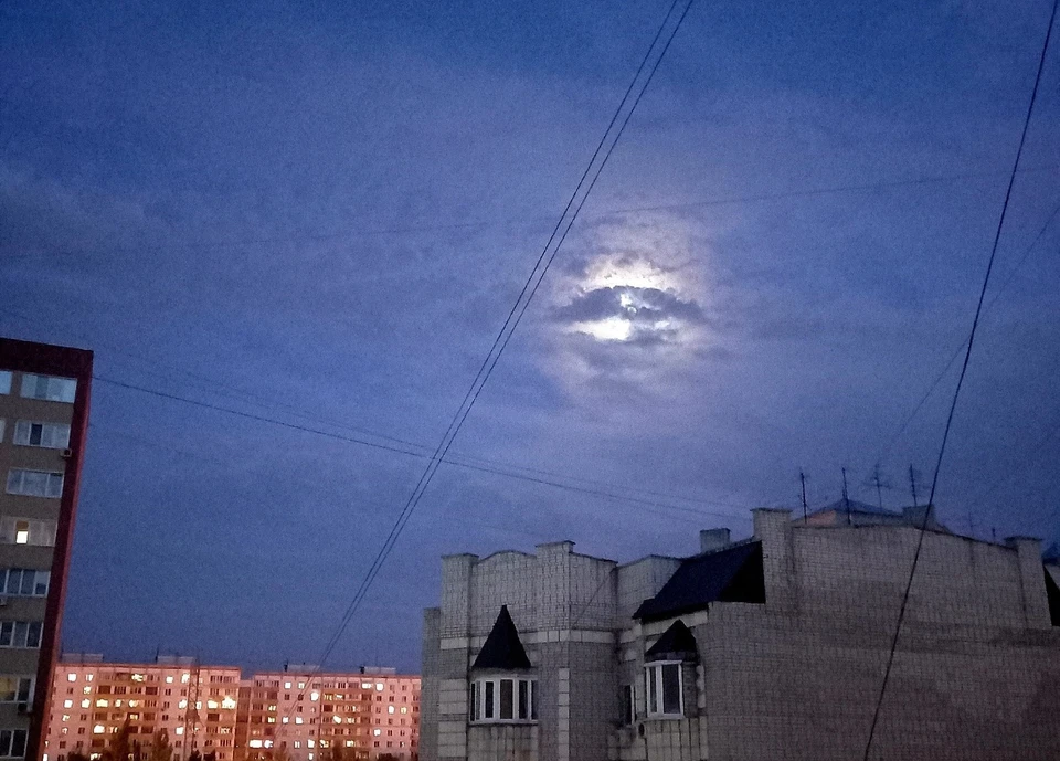 Лунный свет в облаках рассеивается так, что возникает иллюзия глаза. Фото: Подслушано Самара