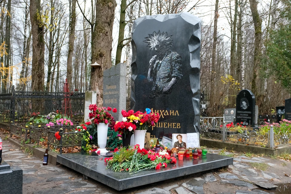 Вдова Михаила Горшенева написала заявление в полицию на девушку за голую фотосессию на могиле солиста «Короля и Шута»