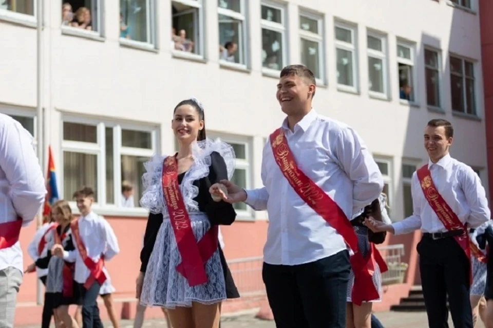 В этом году в Симферополе торжественные школьные линейки и последние звонки планируются в штатном режиме, никаких распоряжений по их отмене на сегодняшний день не поступало