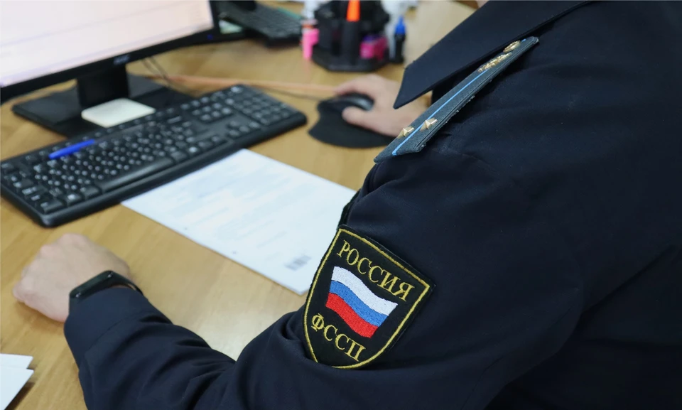 Судебные приставы беседовали с горе-отцом о необходимости посещения мальчиком школы.