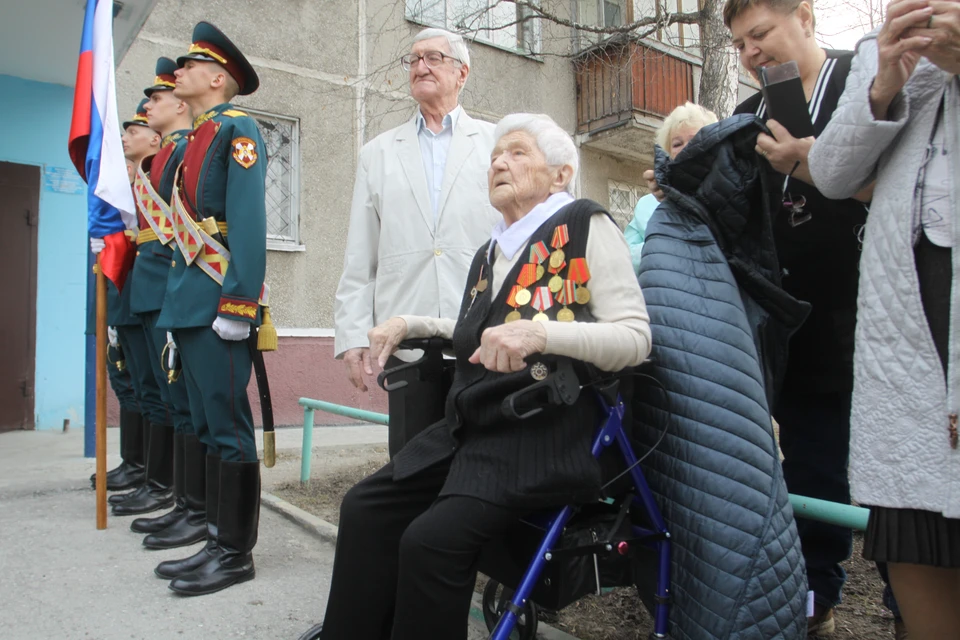 Ветерана ВОВ поздравили со 100-летием. Фото: пресс-центр мэрии