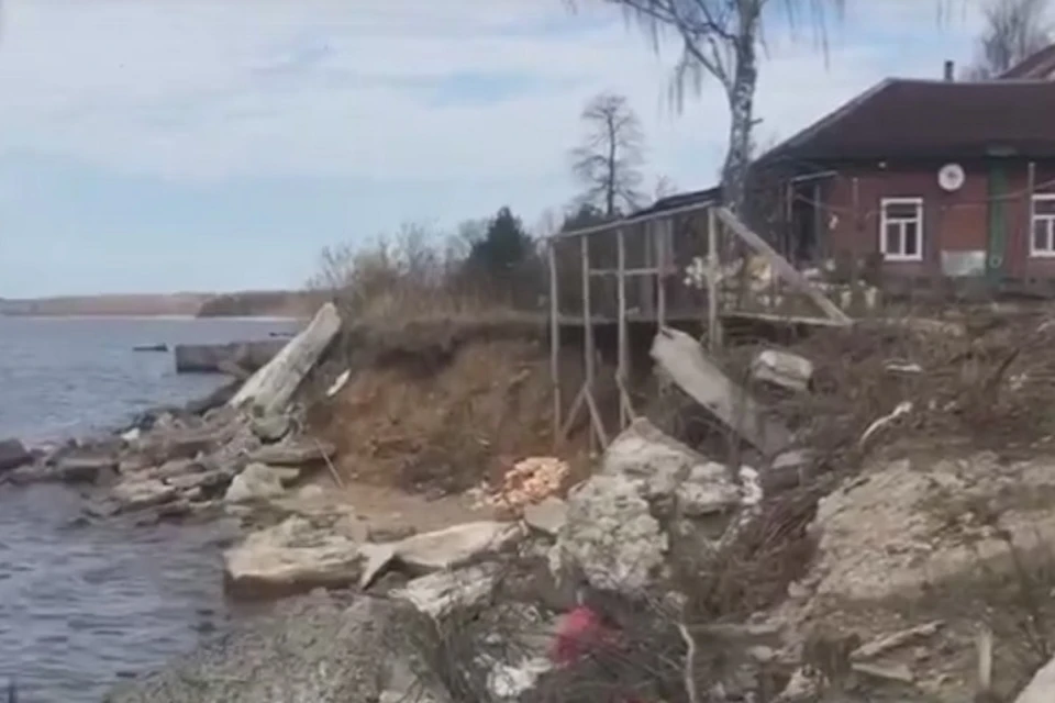 Вода все ближе подбирается к дому в поселке Каменники. ФОТО: ОНФ по Ярославской области