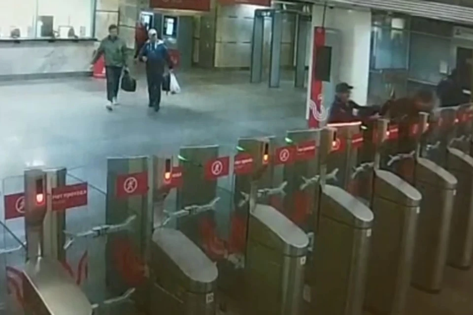 Пассажир московского метро не захотел проходить досмотр и разбил створку турникета на станции «Саларьево» Фото: стоп-кадр из видео