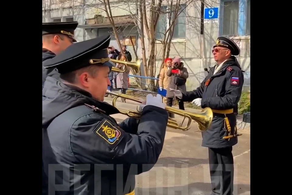 Поздравление сняли на видео. Фото: скрин видео vk.com/murmansk.region