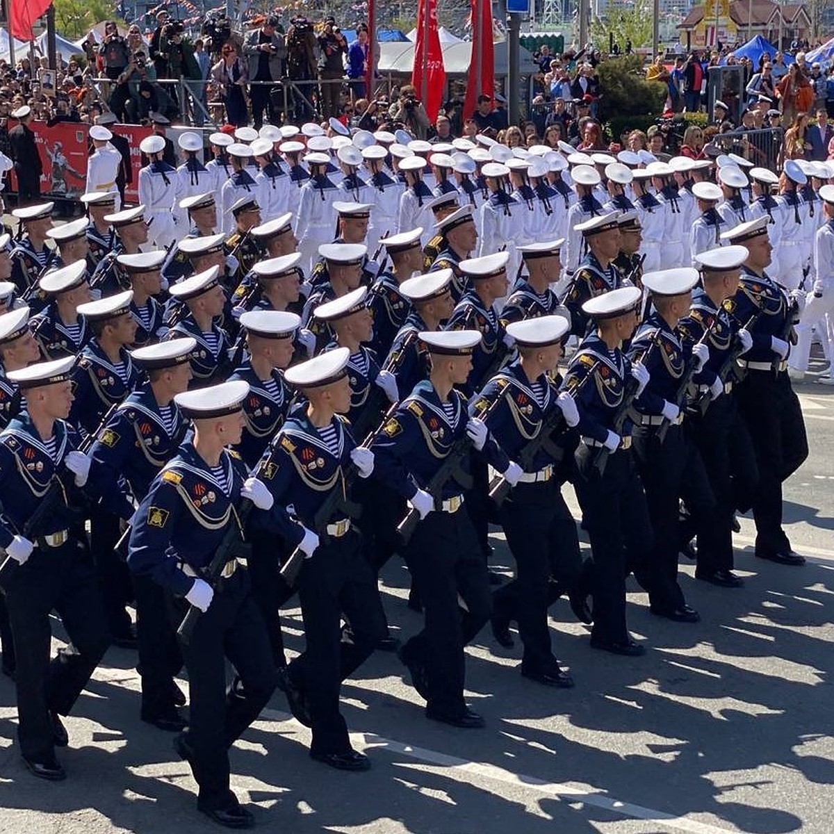 Прямая онлайн-трансляция Парада Победы во Владивостоке 9 мая 2023: перед  ветеранами и тысячами гостей и жителей города прошла боевая техника и  военнослужащие - KP.RU