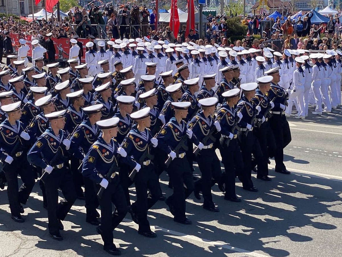 Прямая онлайн-трансляция Парада Победы во Владивостоке 9 мая 2023: перед  ветеранами и тысячами гостей и жителей города прошла боевая техника и  военнослужащие - KP.RU