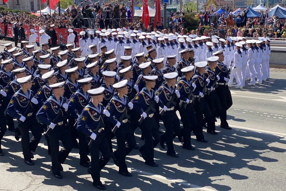 В городе отмечают День Победы с самого утра.