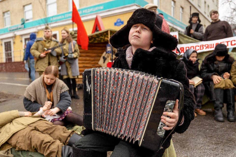 В завершение праздничного концерта представители национально-культурных общественных объединений Дома Дружбы вместе с земляками спели песню «Катюша». Фото: gov-murman.ru/