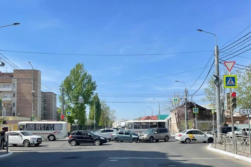 Столкнулись два автомобиля. Фото: УМВД по Оренбургской области