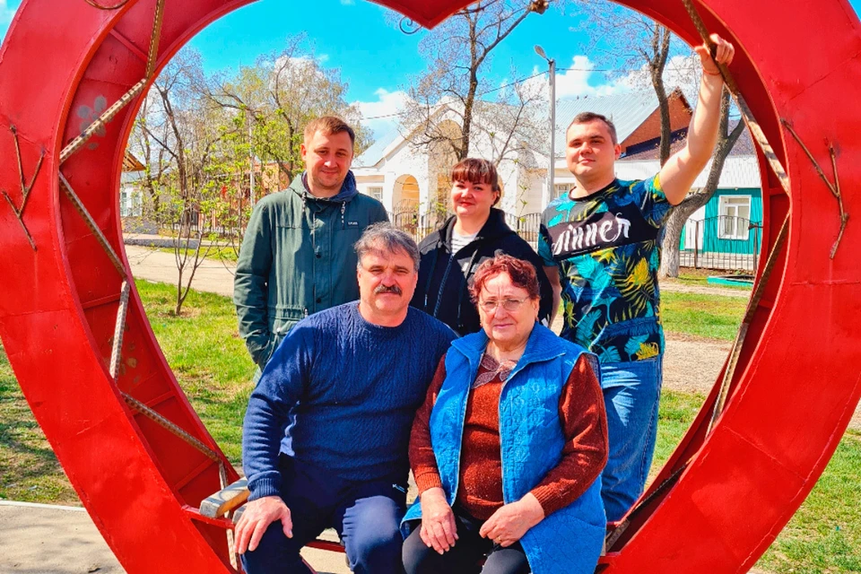 Сегодня на предприятии трудятся Олег Карнаухов (нижний ряд), его дети Игорь и Ирина, зять Сергей (верхний ряд). А мать, Мария Ивановна — на заслуженном отдыхе.