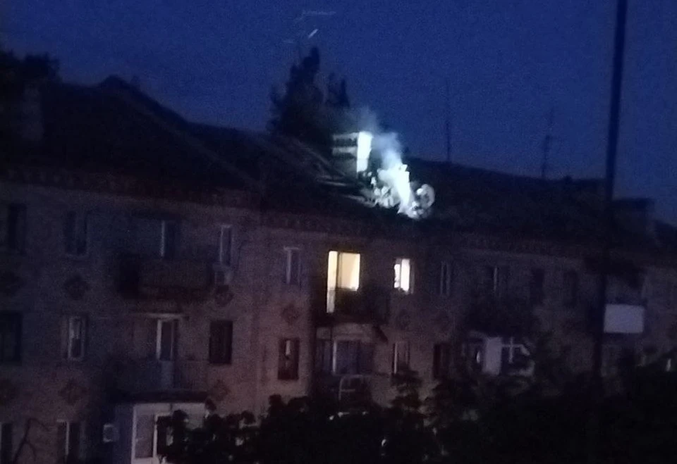 Прямое попадание снаряда зафиксировано в кровлю дома по улице Гагарина. Фото: Приходько/ТГ