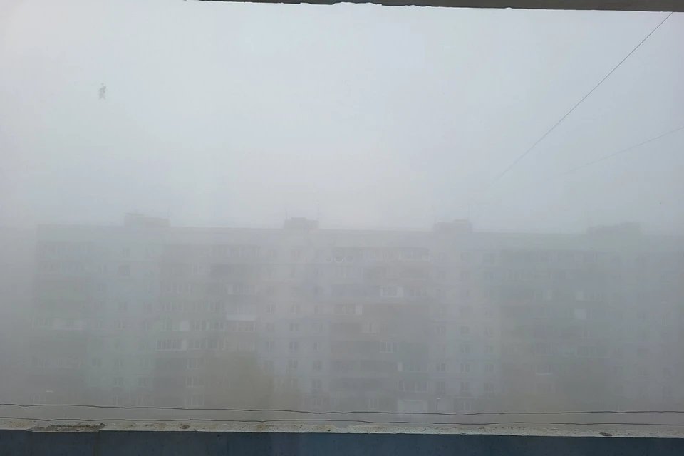Туман окутал город с раннего утра.