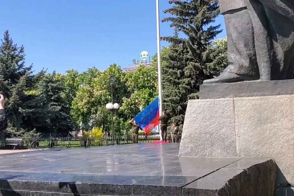 Площадь луганской народной республики вл1 москва. Сквер 9 мая Луганск. Луганск площадь. День Республики Луганск. Красная площадь Луганск.