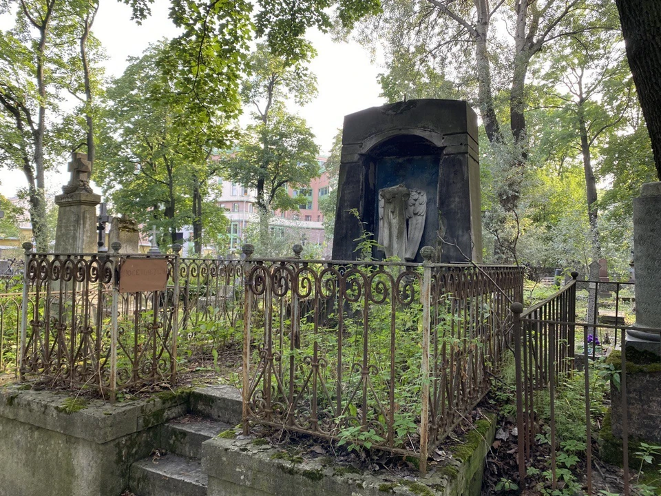 На кладбище в центре Тюмени похоронены именитые купцы, меценаты и общественные деятели.