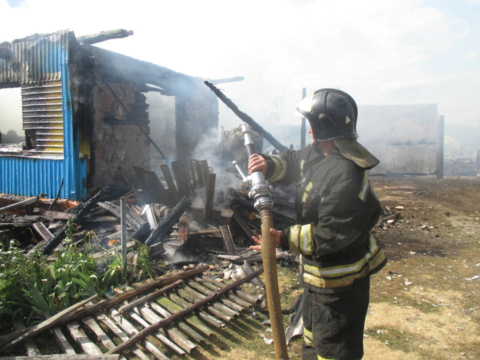 С пожаром специалисты МЧС справились быстро, но к тому времени несколько сараев уже сгорели.