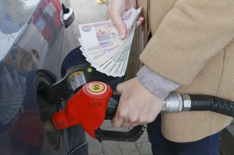 Цена на бензин стабильно растут.