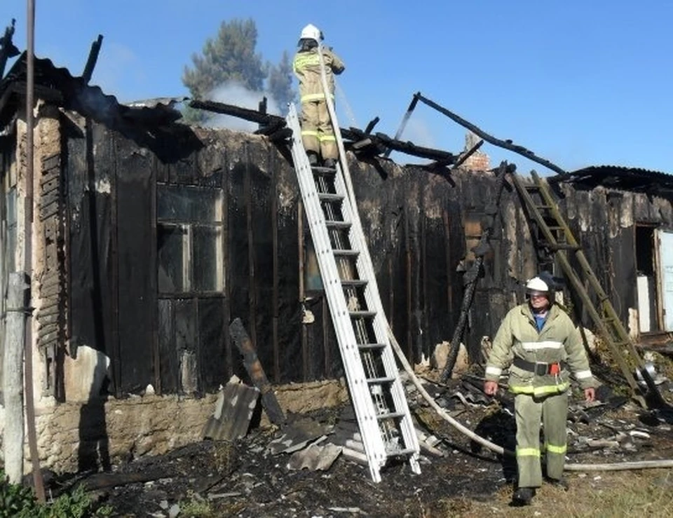 Пожар потушили через 17 минут после вызова, но дачный домик к тому моменту уже сгорел.