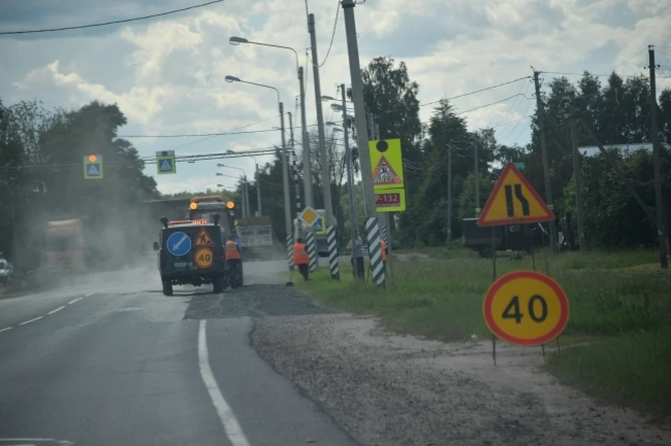 Дорожные службы наносят разметку в центре города