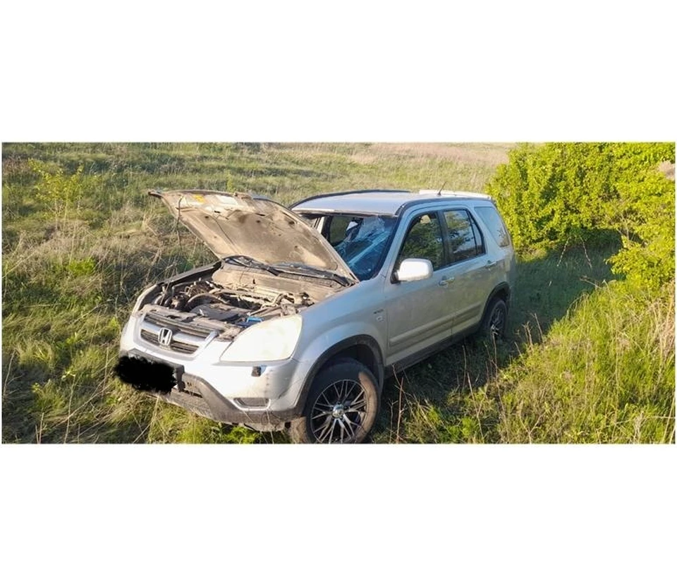 Машина врезалась в металлическое ограждение и съехала в кювет. Фото: ГУ МВД по Самарской области