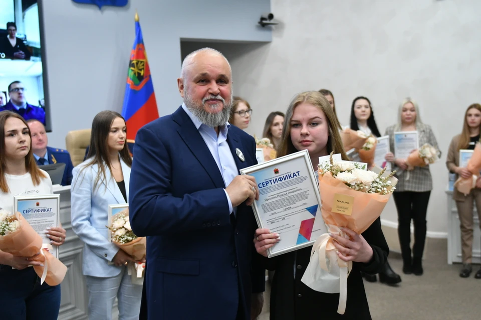 300 кузбасских детей - сирот получили жилищные сертификаты
