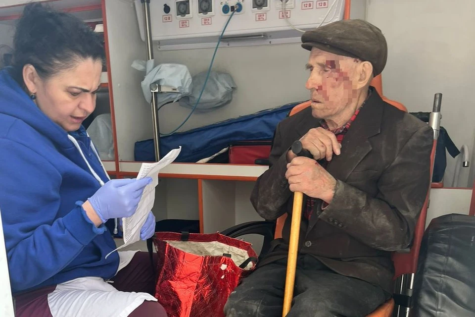 Пенсионер упал и рассек бровь.