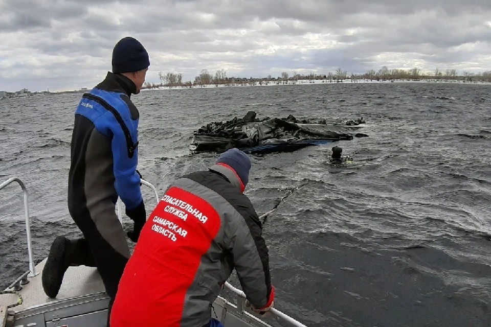 Сильный порыв ветра перевернул судно, и люди оказались в ледяной воде