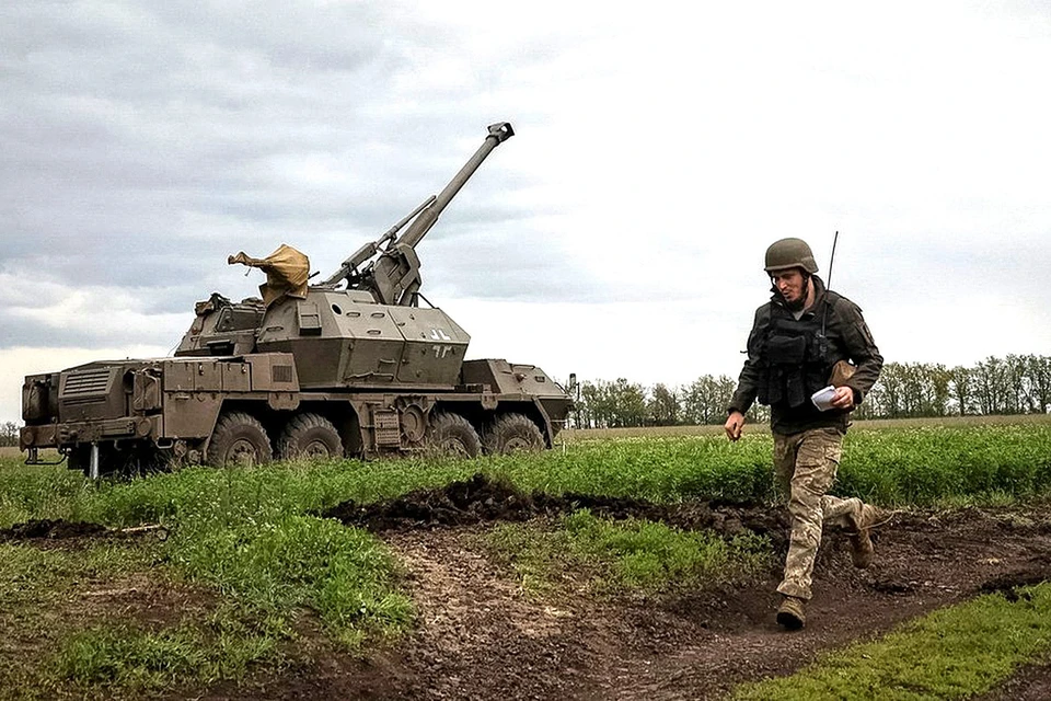 Солдат ВСУ у чешской самоходной артиллерийской установки "Дана" в районе Авдеевки.
