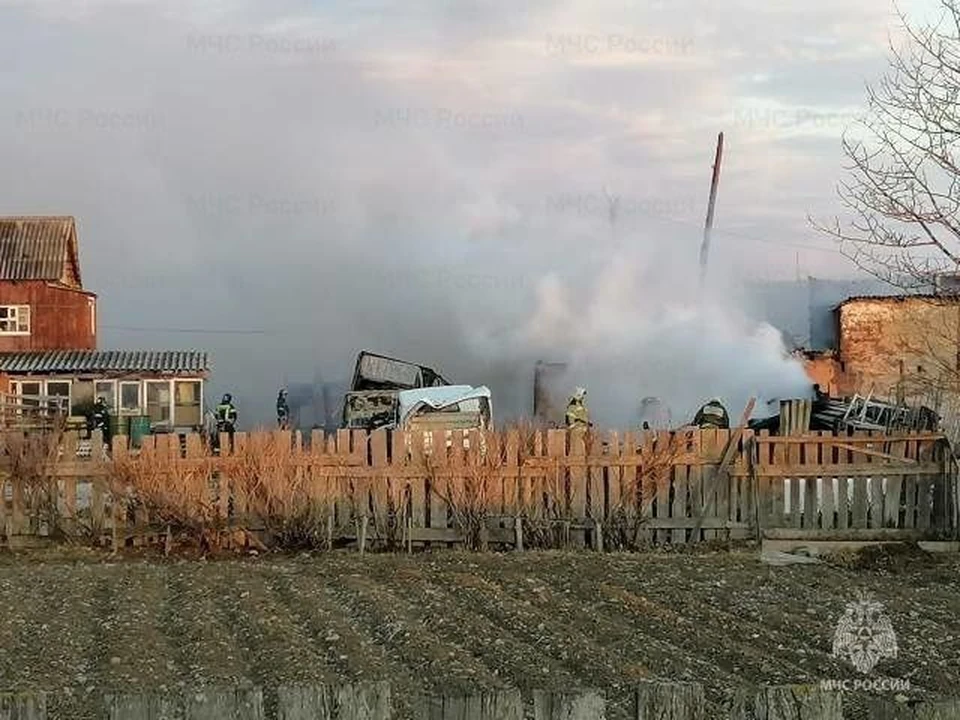 Пожар уничтожил четыре постройки и грузовик в Магаданской области Фото: МЧС Магаданской области