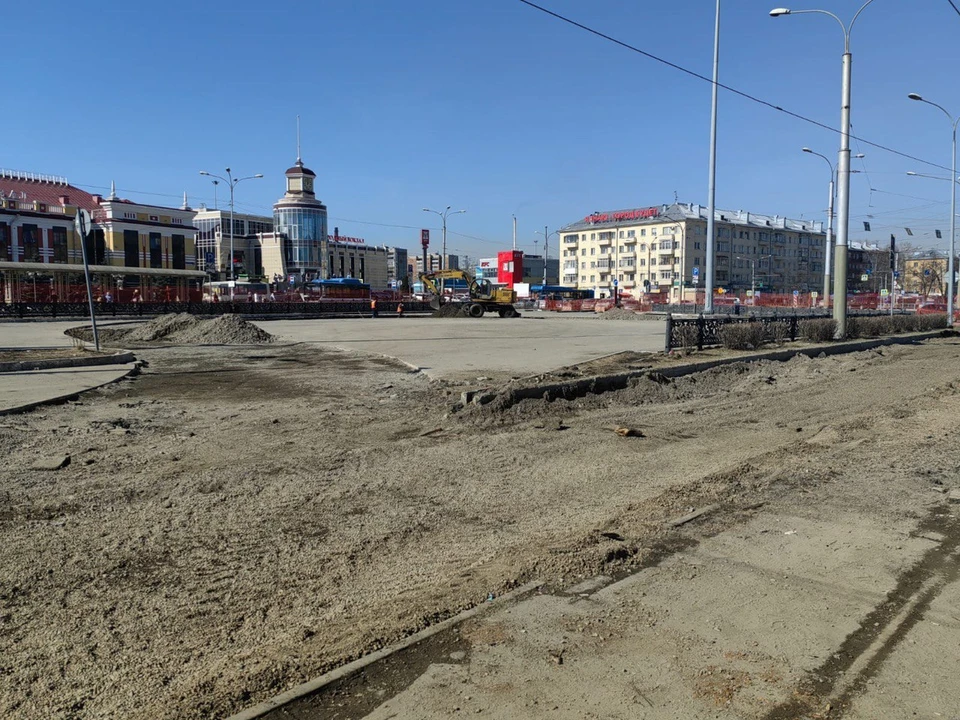 В Новокузнецке продолжается обновление привокзальной площади.