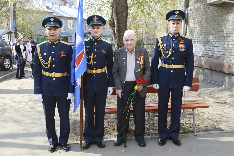 Дмитрия Позднякова поздравили служащие почетного караула
