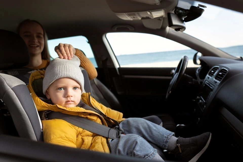 Важно убедиться, что ребенок в машине в безопасности. Фото: https://ru.freepik.com/author/freepik.