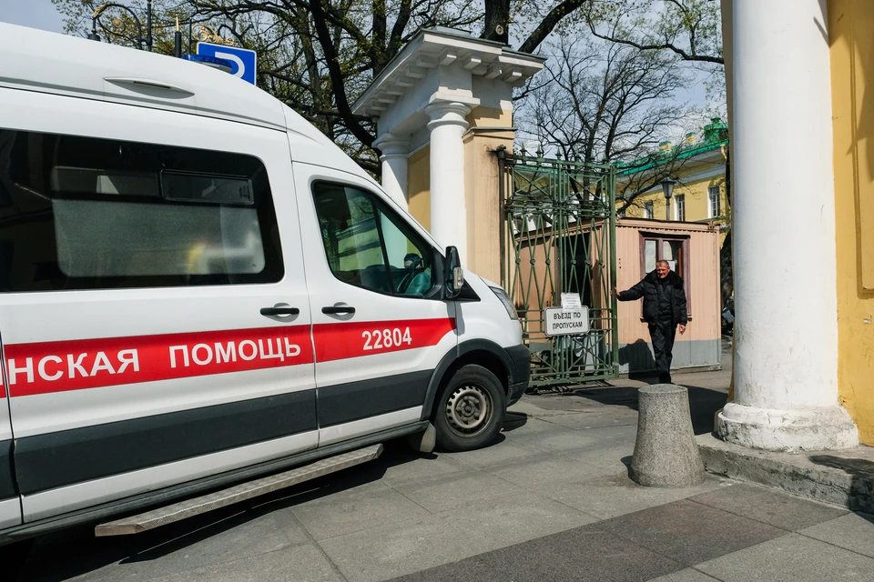 Мужчина избил сожительницу и напал на машину скорой помощи в Петербурге